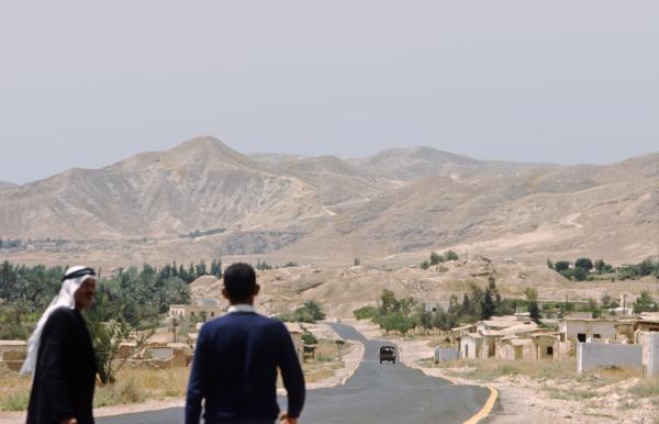 Jeriko set fra nord. To mænd på vej. I forgrunden flygtningelejr. I midten tellen. I baggr. Judæas bjergørken med den romerske vej og Herodes d. Stores fæstning Cyprus opkaldt efter hans mor.