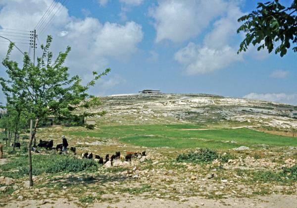 Gibea. Tell el Ful (839 m). 5 km nord for Jerusalem i Benjamins stammeområde. Kong Sauls fødeby (1 Sam 10,26; 11,4). På toppen af tellen ses rester af den jordanske kong Husseins slot, som ikke blev færdigt på grund af 6-dageskrigen 1967. Skændselsdåden i Gibea (Dom 19-20).