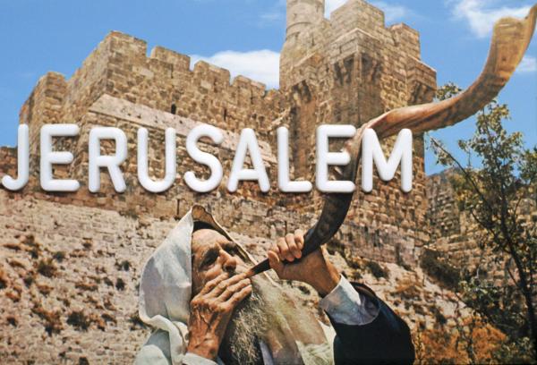 Jerusalem. Titelbillede. Shofarblæser på baggrund af muren med "Davidstårnet".